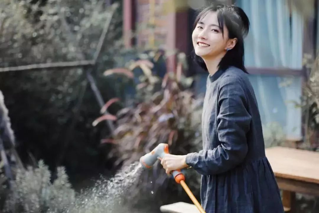 不当环球小姐，她跑到深山，种菜、调香，过上佛系人生