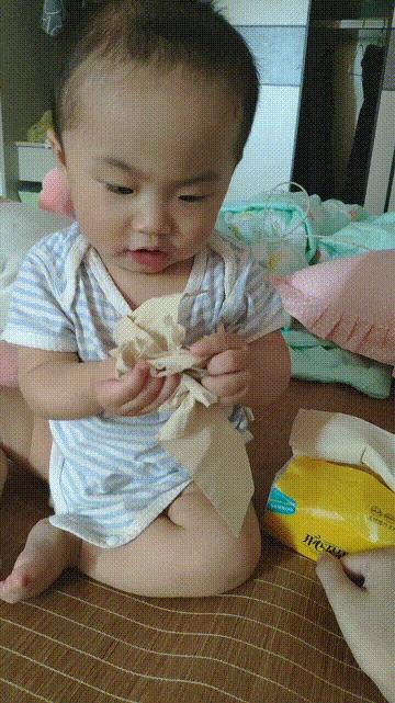 宝宝爱撕东西,宝宝自从学会撕纸
