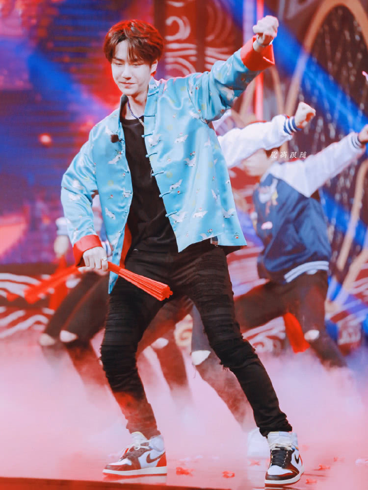 王一博穿的唐装,王一博唐装