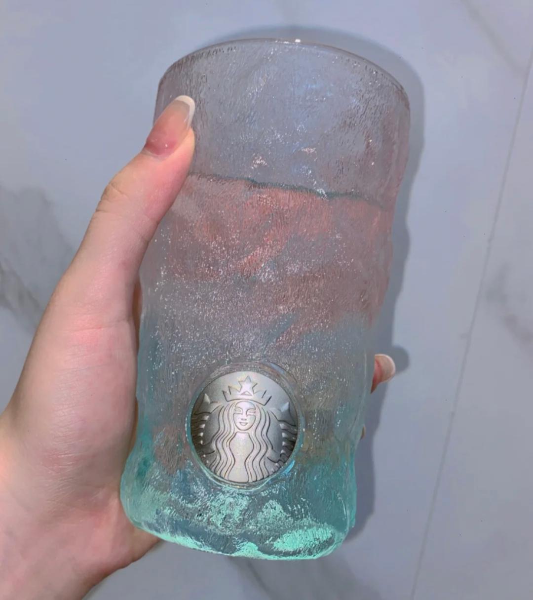 日本星巴克这次质感满分，网友diss中国星爸爸，月饼口味像蜡烛