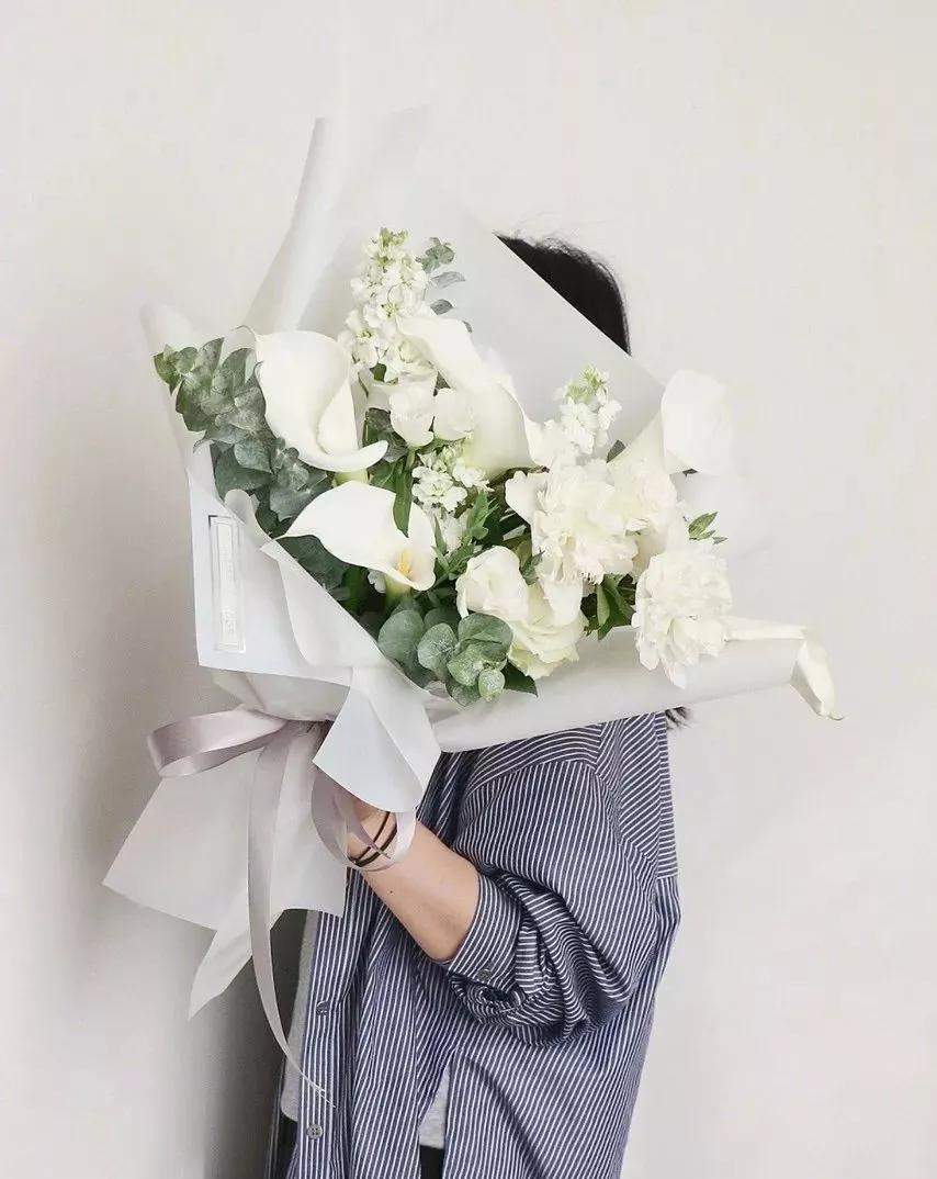 花要不要经常换水,花材正确处理方式及日常养护