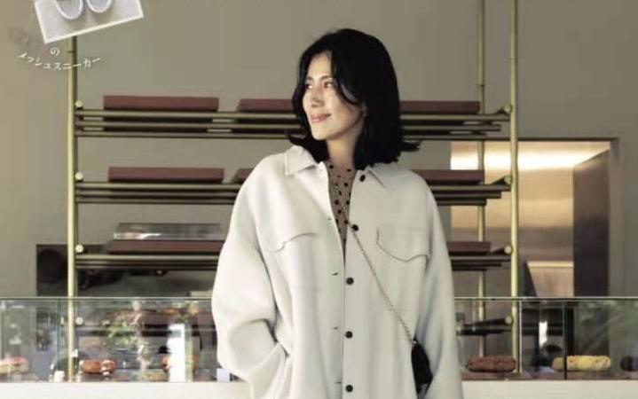 50岁女人经常掉头发,50岁以后女人留长发