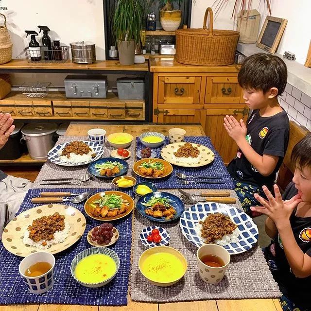 80后夫妇将破旧小宅爆改“复古咖啡厅”，95%家具都是自己打造