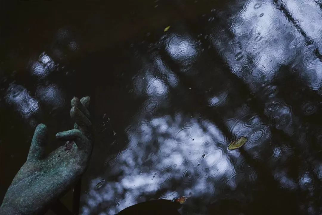 一家开在闹市里的茶馆,一家开在寺庙内的咖啡店