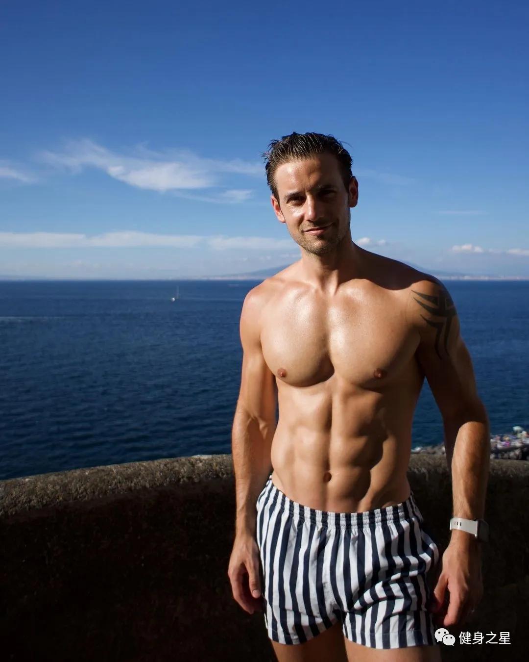 神似top的腹肌男,酷似海王的男模
