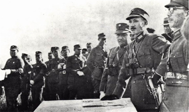 30万国军*攻围**3万红军，众人向主席请教破敌妙计，主席：睡上三天