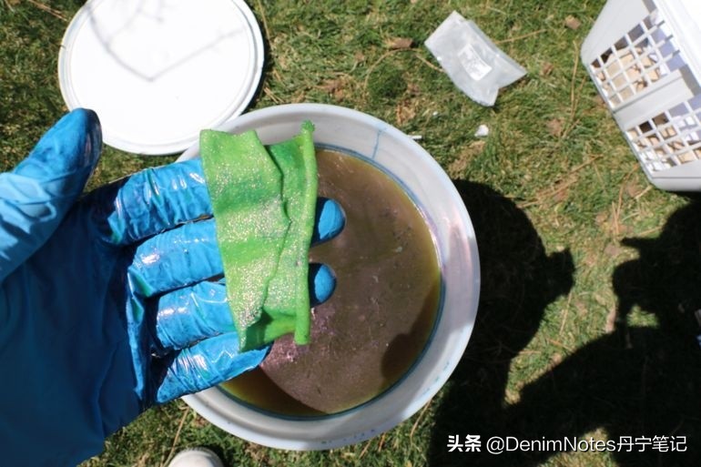 牛仔裤褪色了可以重新染色吗,牛仔裤褪色一般是什么颜色