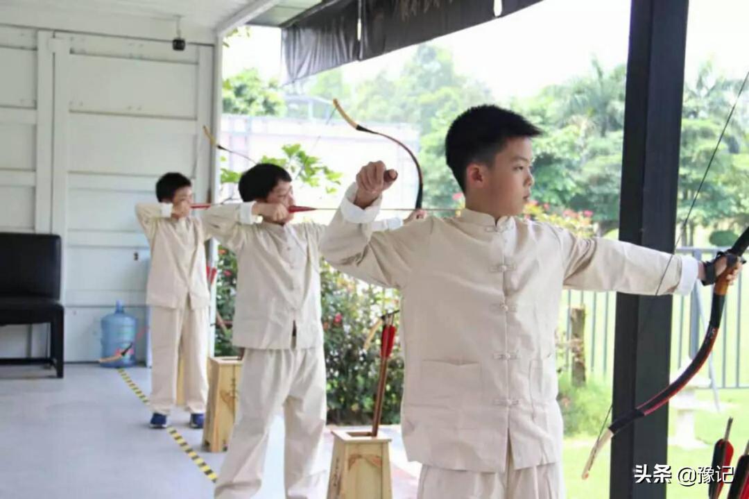 篮球场上小个子球员,篮球场上的矮子