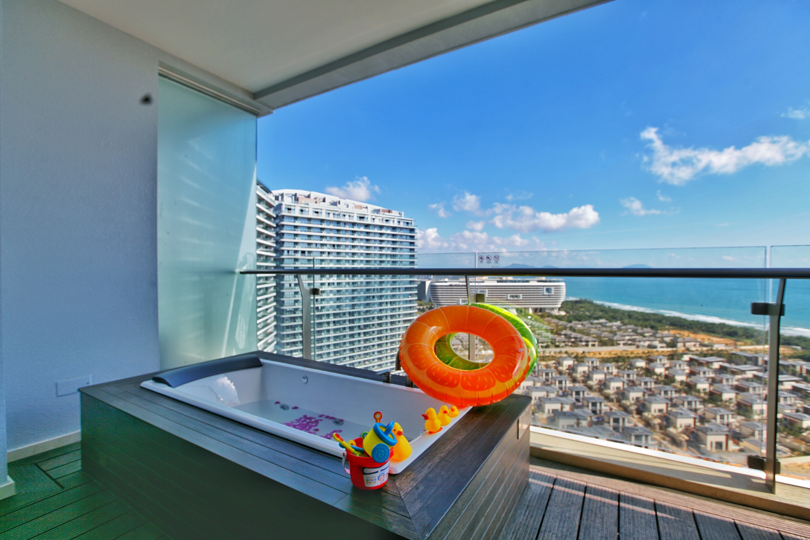 去三亚是住一个酒店好还是分开住,去三亚住酒店还是买房