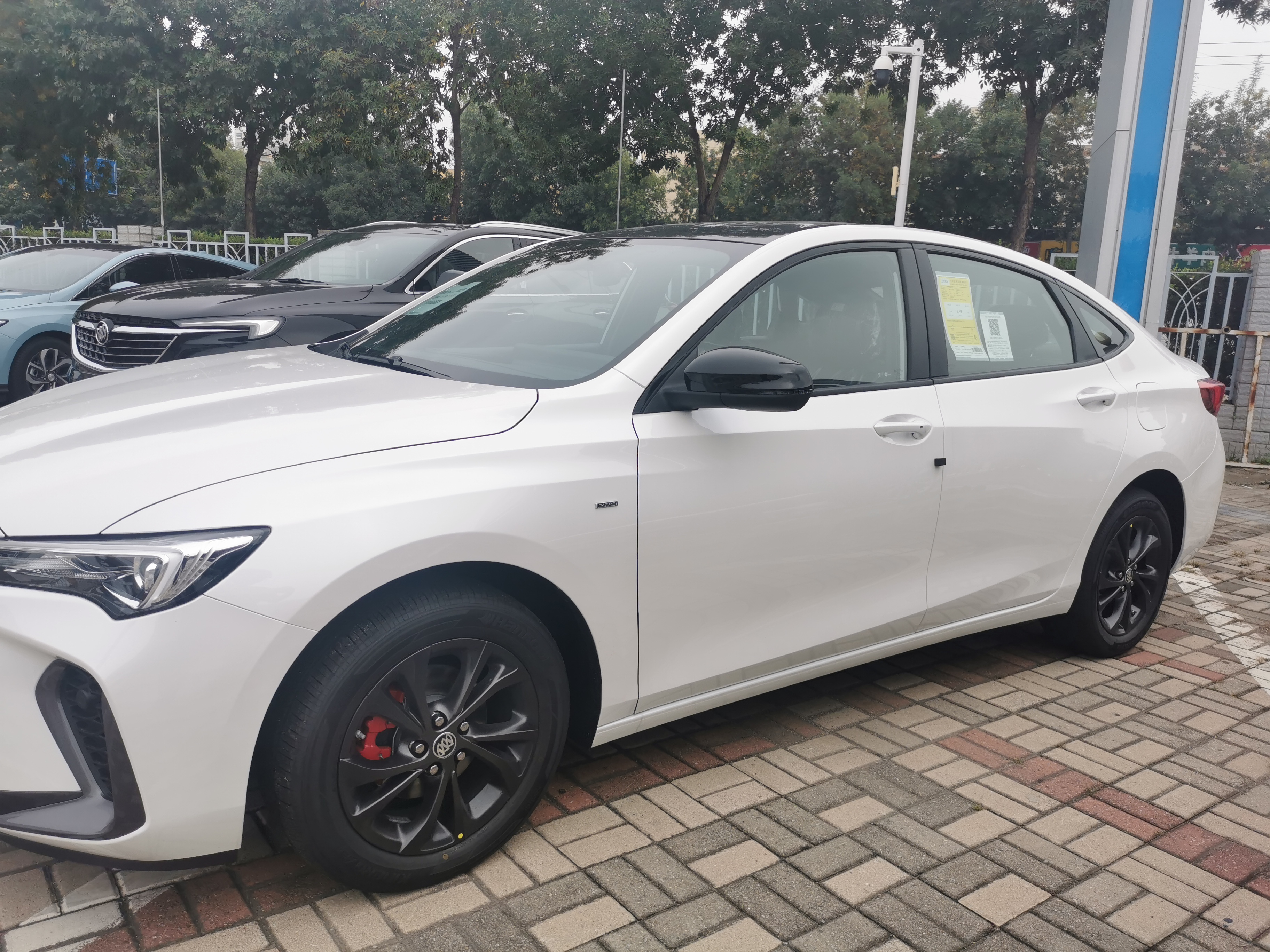 白色威朗pro尾翼好看吗,白色威朗pro乐享版原厂行车记录仪