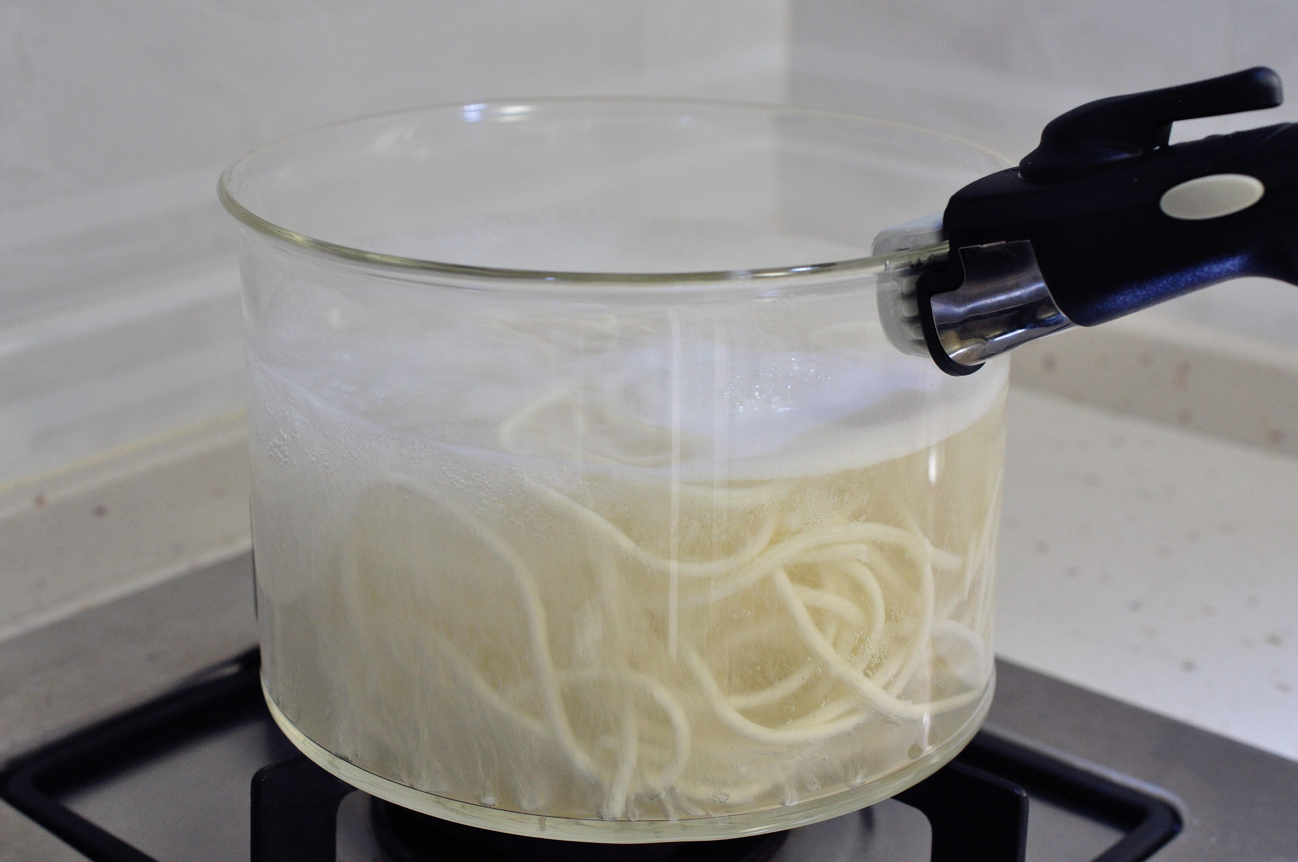 煮面条开水下锅还是冷水下锅,煮面条应该开水下锅还是冷水下锅