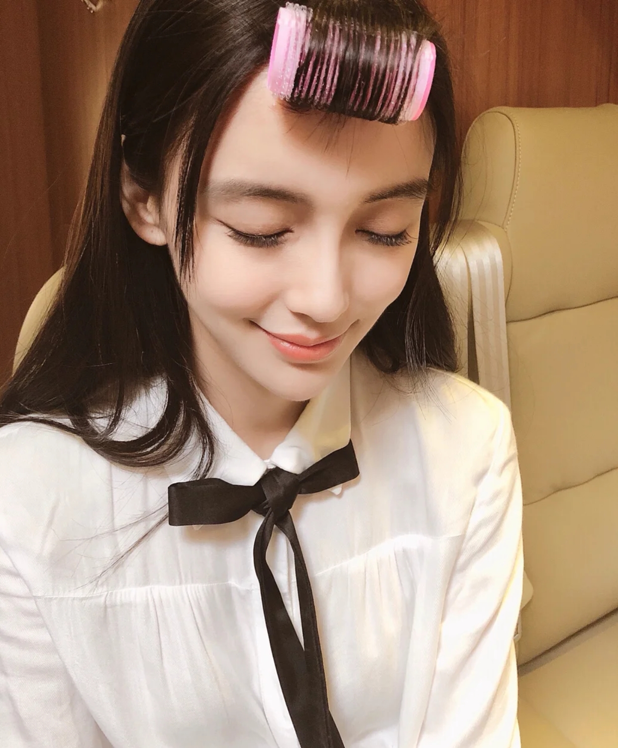 刘海中长发波浪卷发型,适合齐刘海的卷发减龄