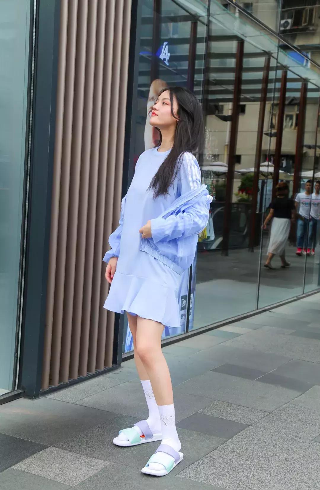 这个“反人类”的穿搭组合，竟然在夏天成了街拍利器