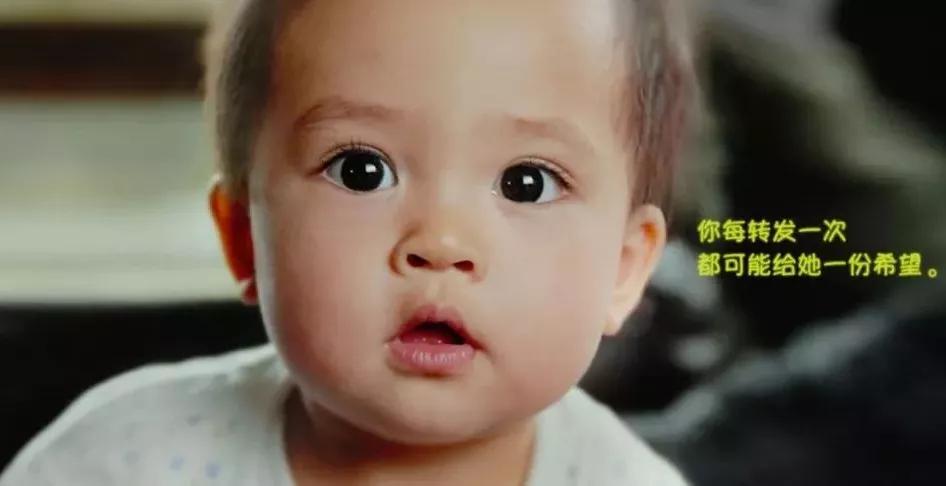 带儿子逛街被一小女孩抱住,妈妈带儿子去吃饭看见一个老人