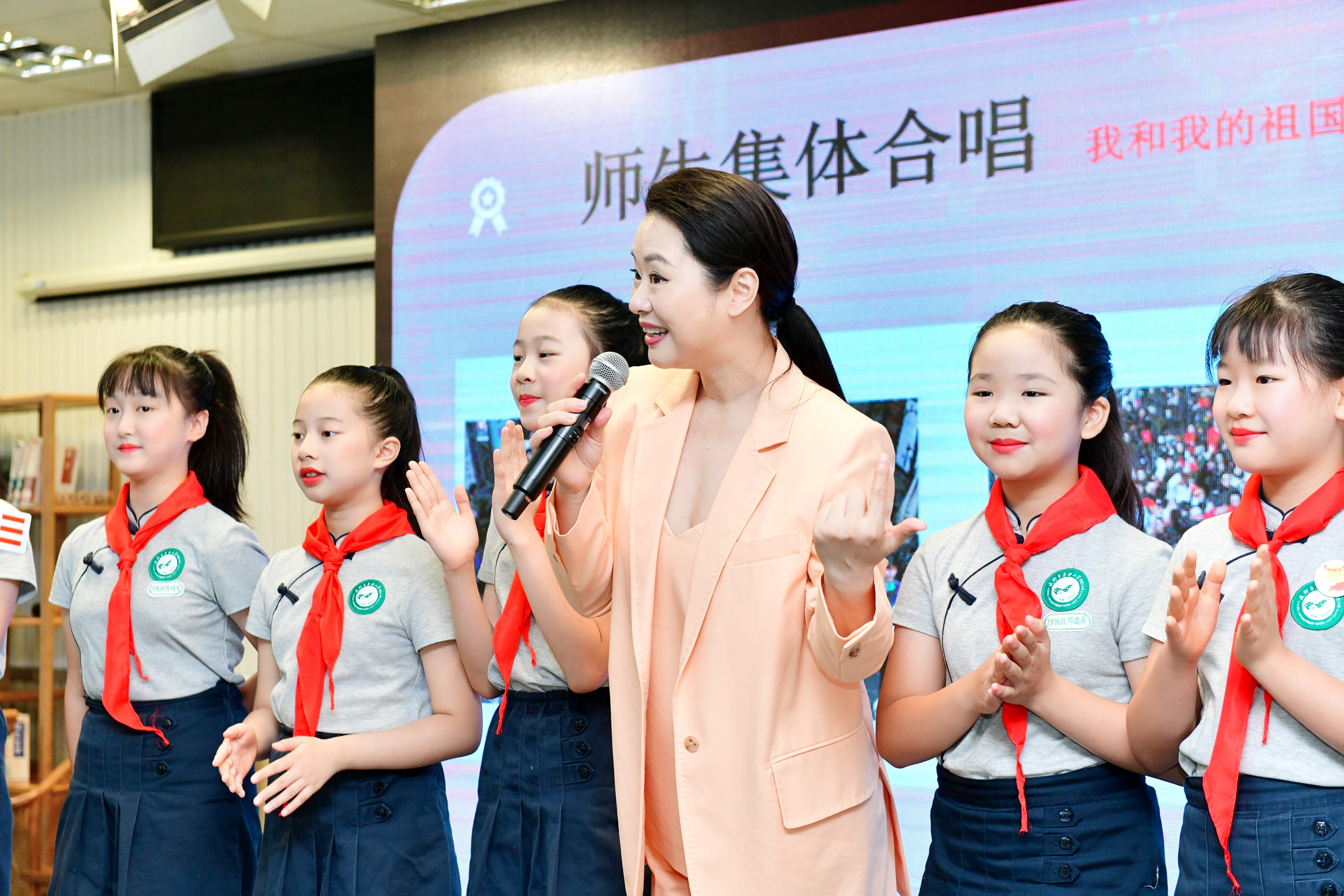 开学第一天，成都音乐家走进草小西区，分享重走长征路上的音乐故事