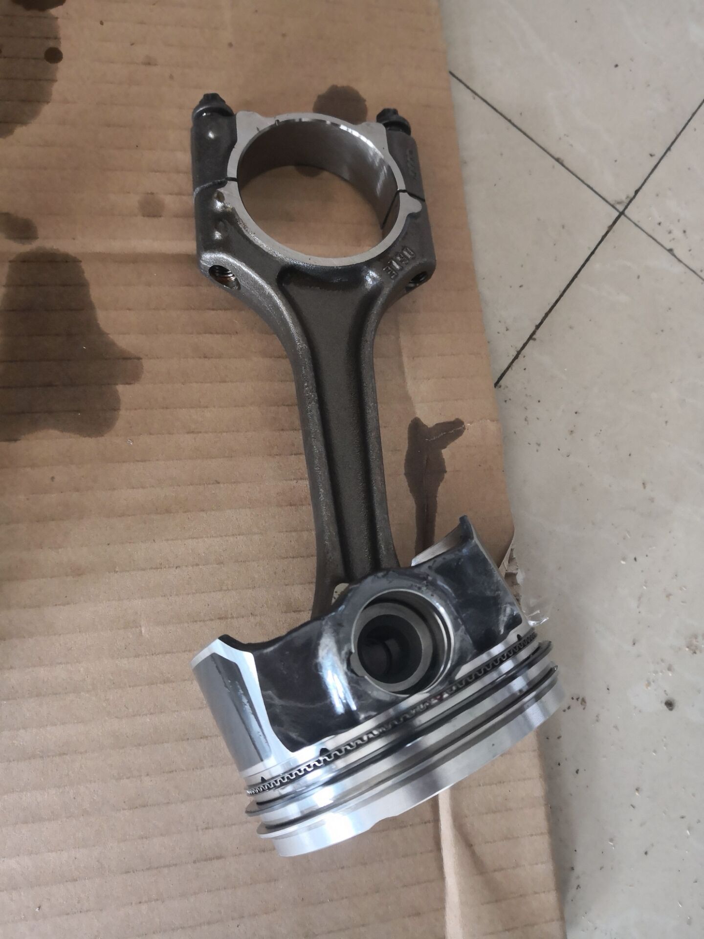 奥迪a4l严重烧机油怎么解决,奥迪a4l缸盖三通刚换过还是漏水