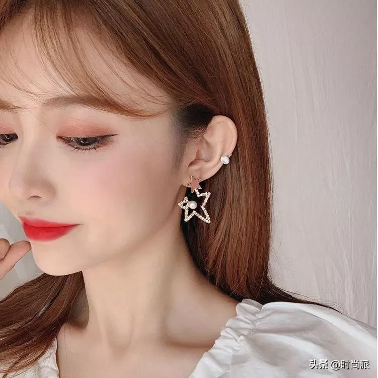 耳环这样戴减龄又显白,短头发戴什么耳环好看百搭