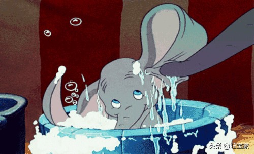 每次洗澡宝宝都要跟着怎么办,孩子每次洗澡起来都哭闹怎么回事