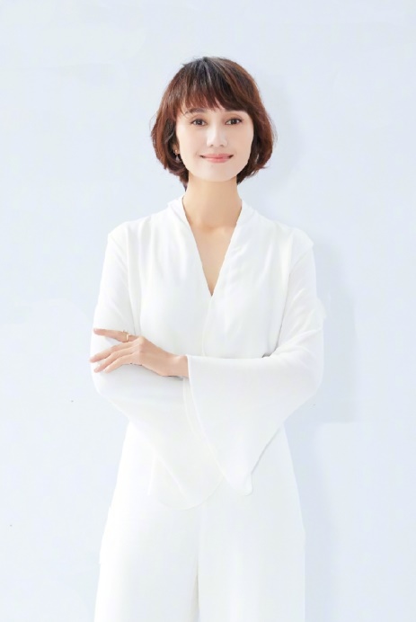 50岁女人发型别留老一套！试试这3款烫发，儿媳妇都夸年轻