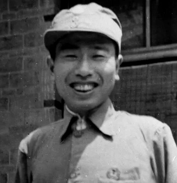 开国上将*任穷宋**回老家，身上没带钱，靠摆摊耍蛇挣路费