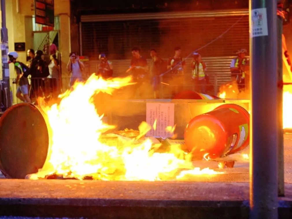 陈冰：香港人再不与*力暴**割席黑色恐怖真会“揽炒”香港