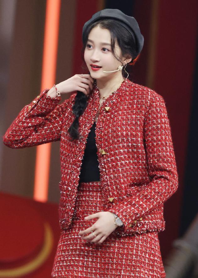 关晓彤芭比粉西装造型,关晓彤成为明星的视频