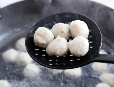 30年大厨分享鱼丸的做法，掌握3个要点，丸子软嫩弹牙有嚼劲