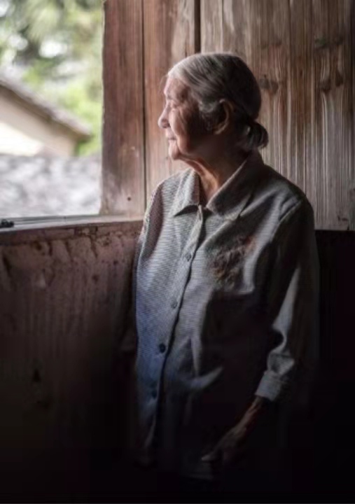 《微尘》:生命以痛吻我,还有谁在爱着我?