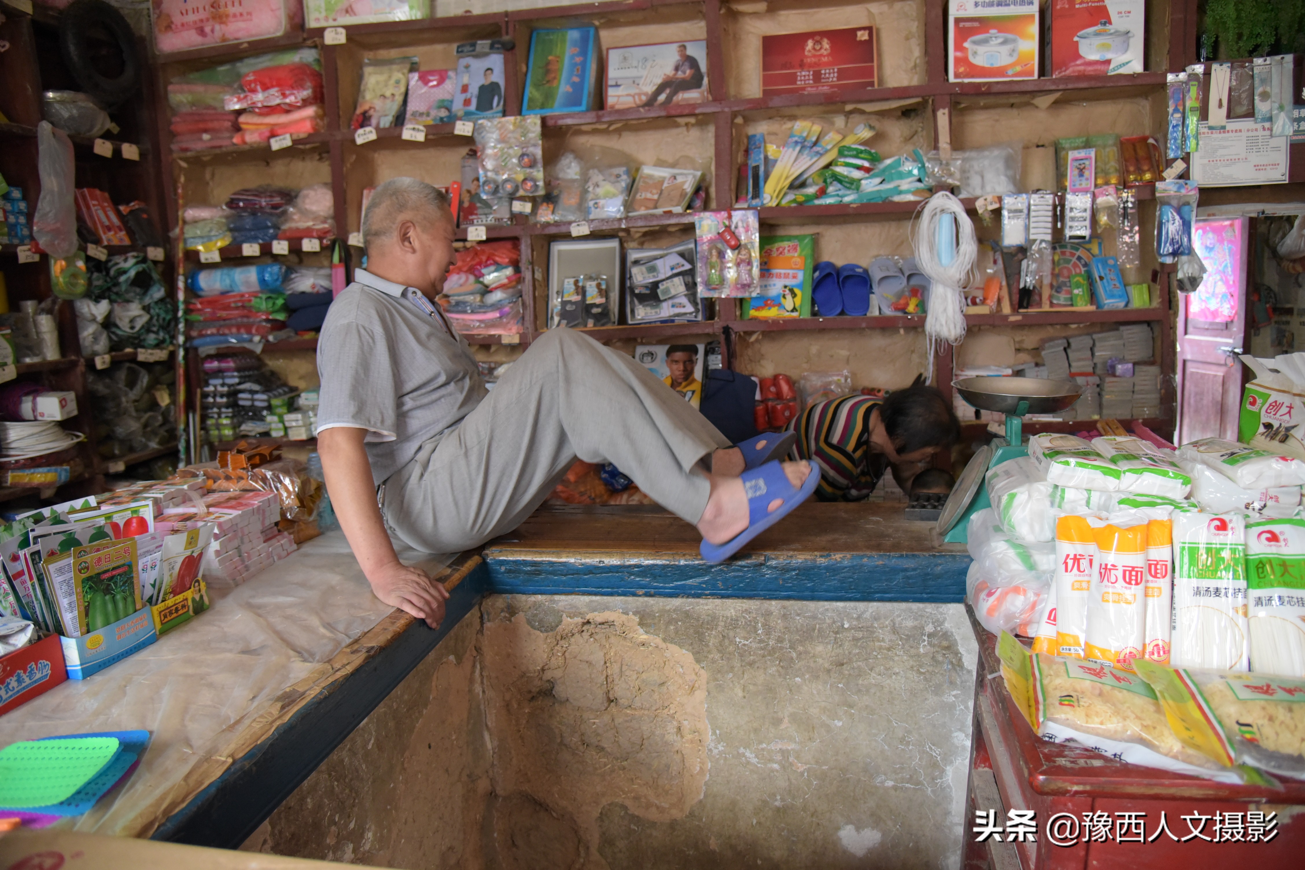河南大叔供销社里卖货55年，一担两筐走遍全乡，商店模样70年没改