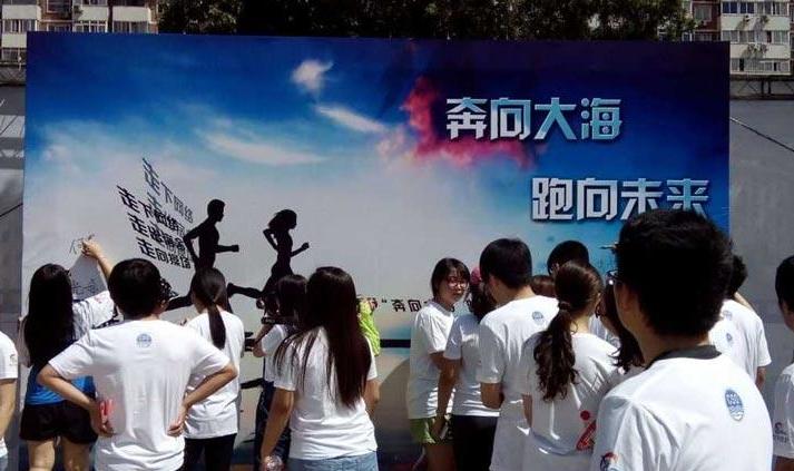 大学生为了逃课，网购“模特”替自己上课，已遭到全校通报处分