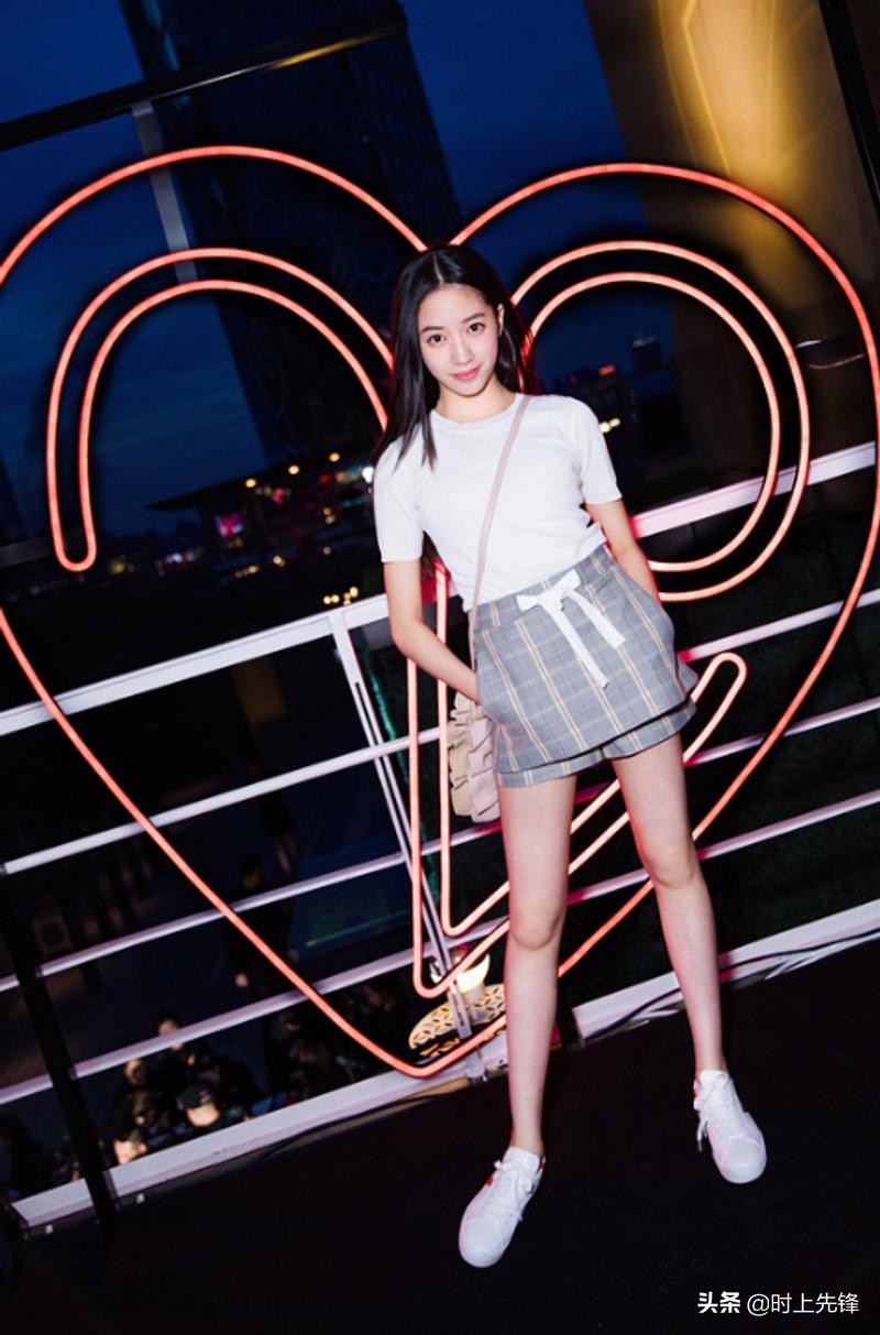 欧阳娜娜和妹妹欧阳娣娣拍视频,欧阳娜娜的妹妹欧阳娣娣的发型