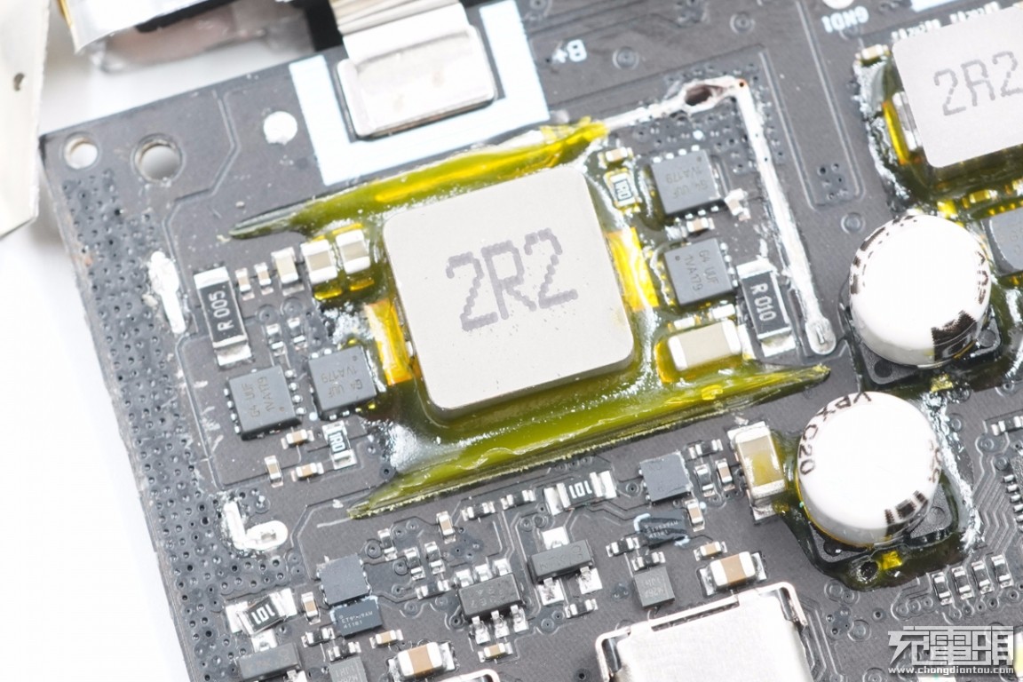 三星25w快充拆解视频,三星25w快充移动电源