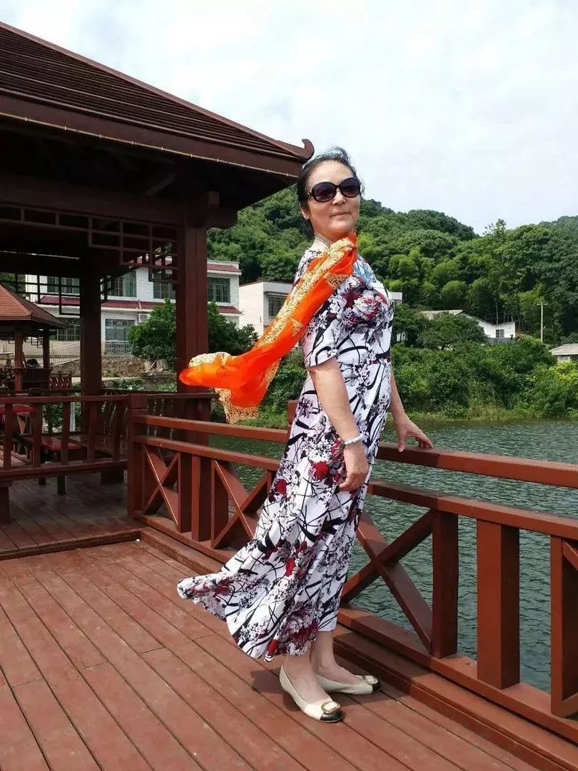 中国大妈拍照十大姿势抖音,中国大妈丝巾拍照姿势