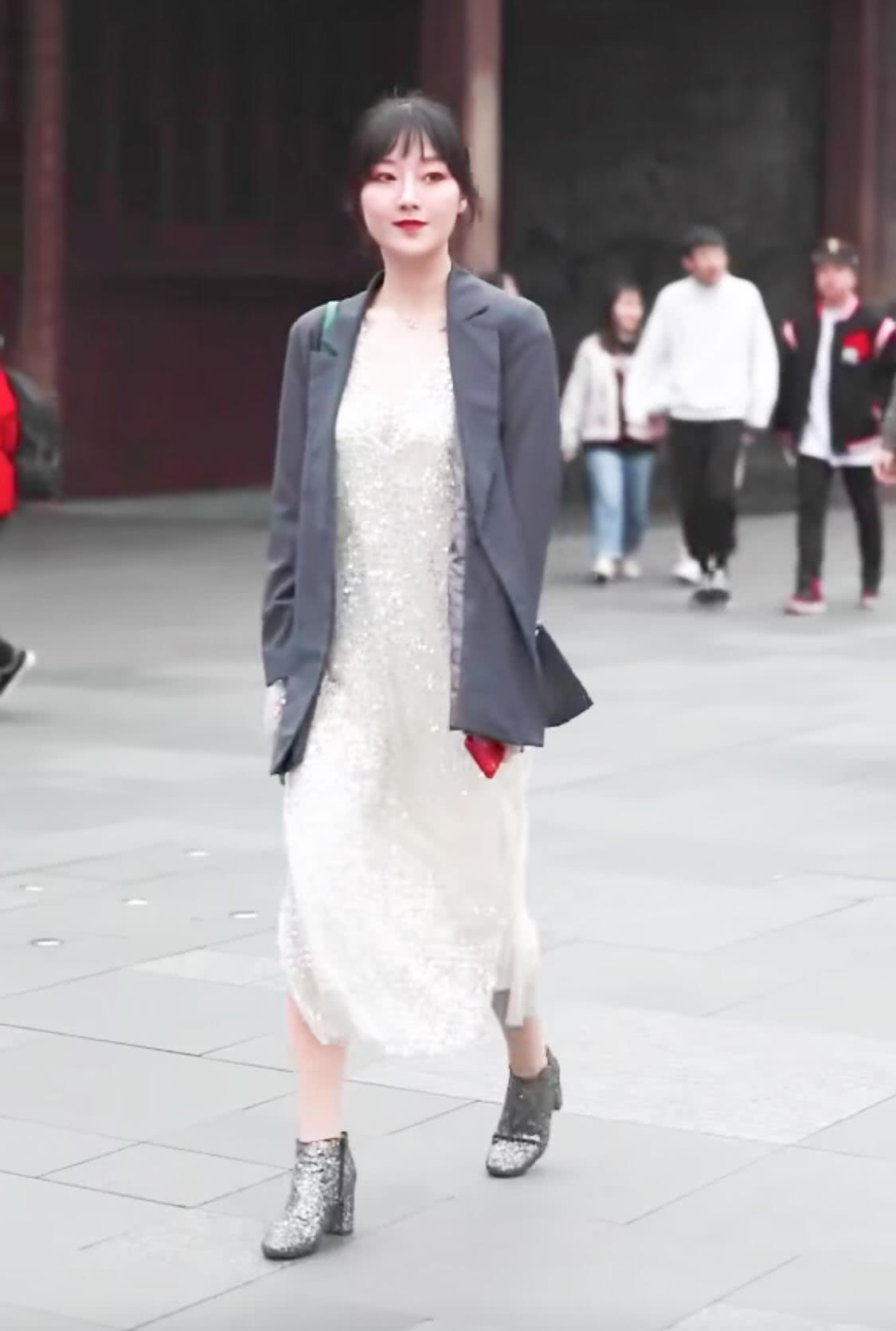 有一种鞋子叫“犀牛鞋”，看着丑但穿起来效果惊艳，女神都想拥有