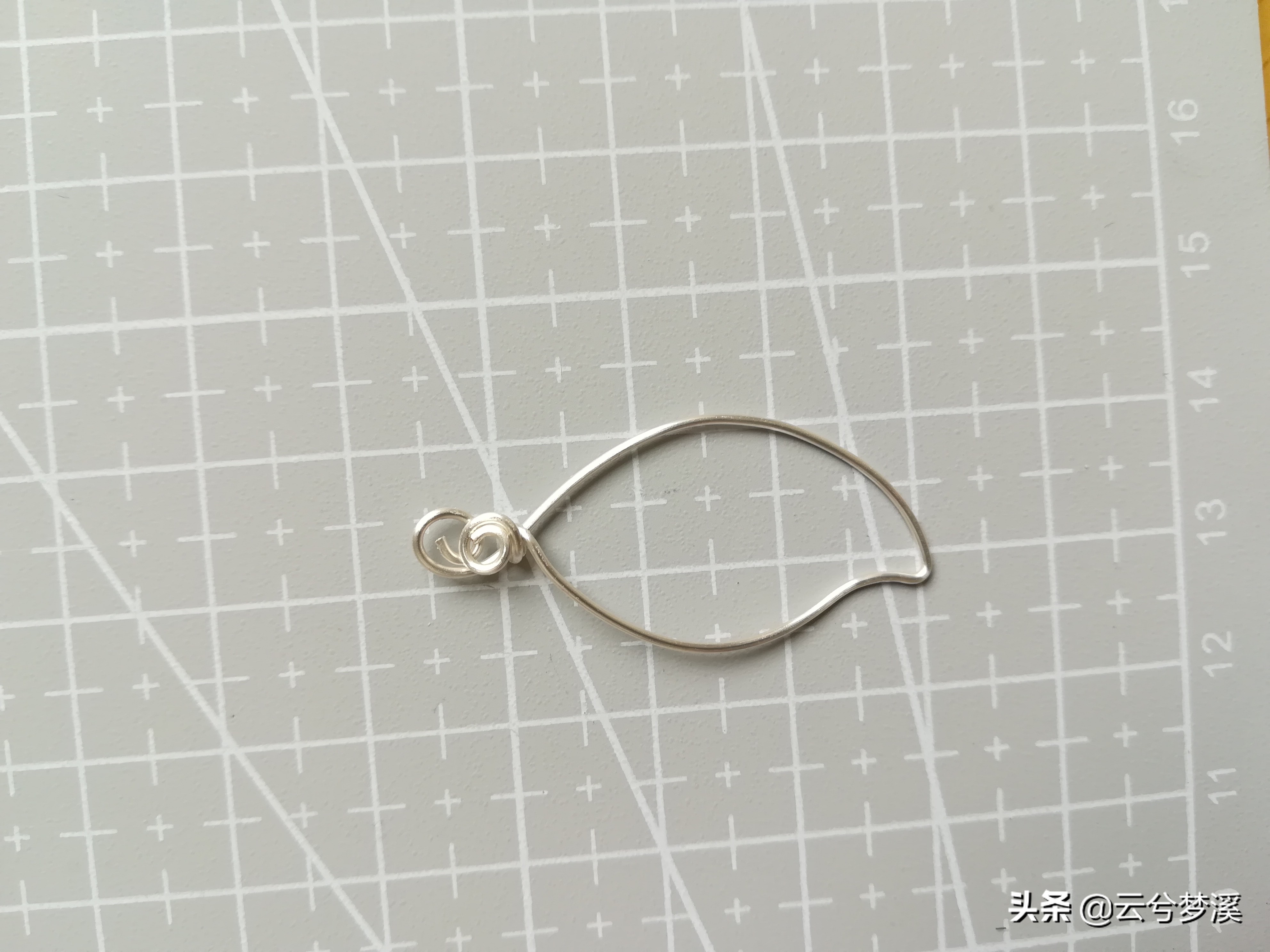 制作一片绿叶将春色戴在身边，一起期待春暖花开