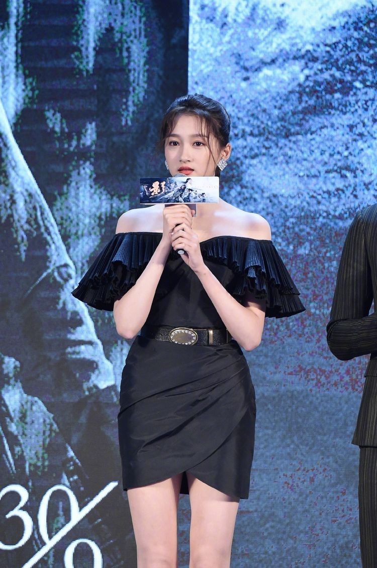 关晓彤穿一字肩白裙造型清纯,24岁的关晓彤有多迷人