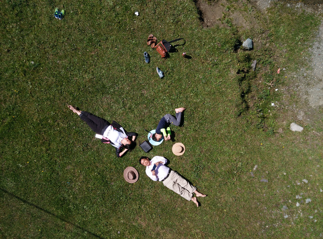 与*疆新**旅店老板共餐，直夸我土豆丝炒的好吃，后请我吃羊肉大餐
