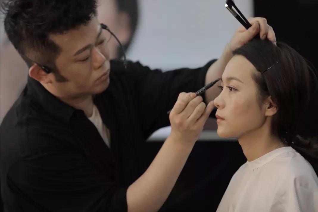 明星化妆师30斤化妆箱,从业十五年明星化妆师