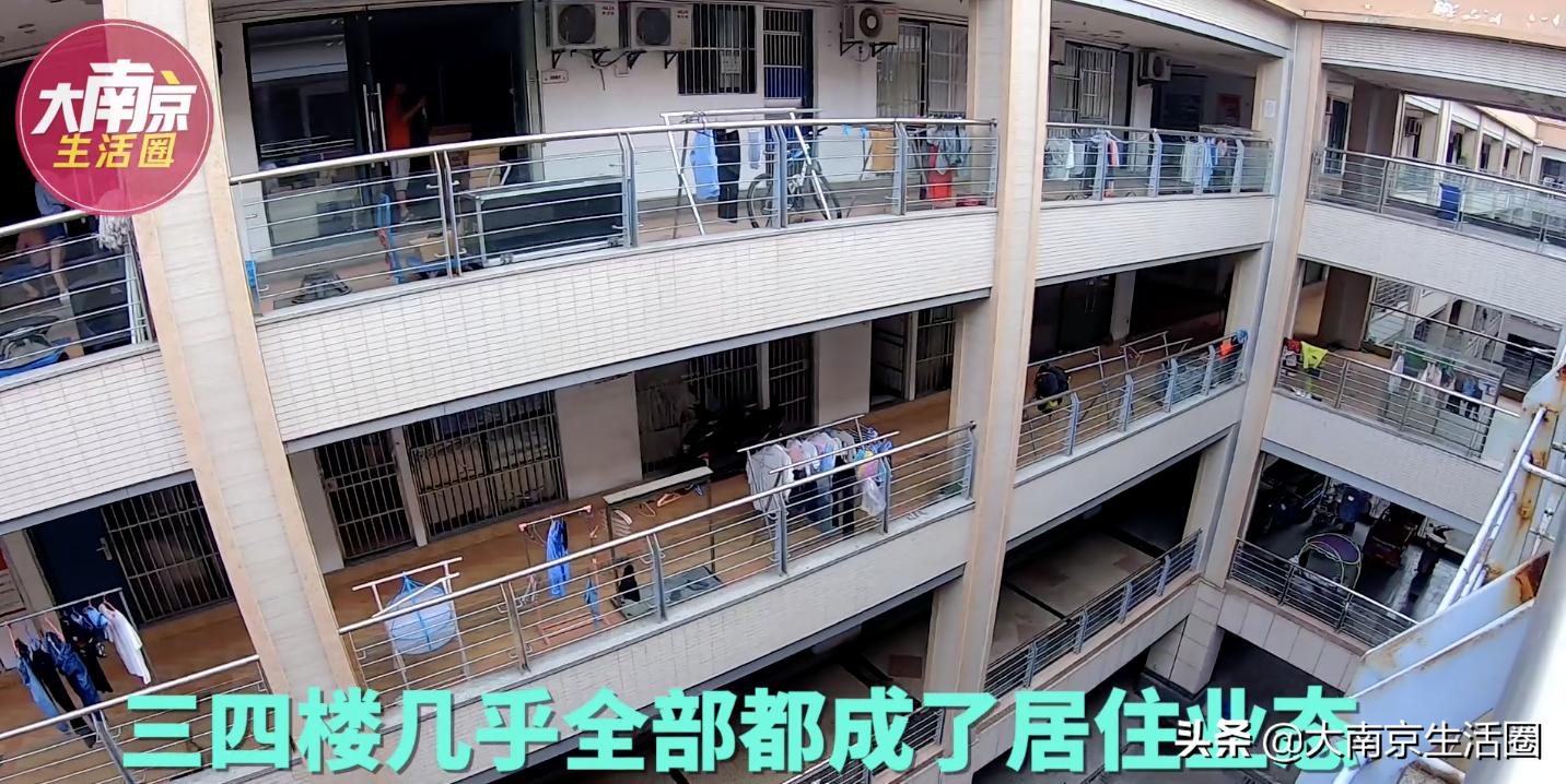 南京南站CBD旁的大型购物中心，商家纷纷撤离，如今却住满了人