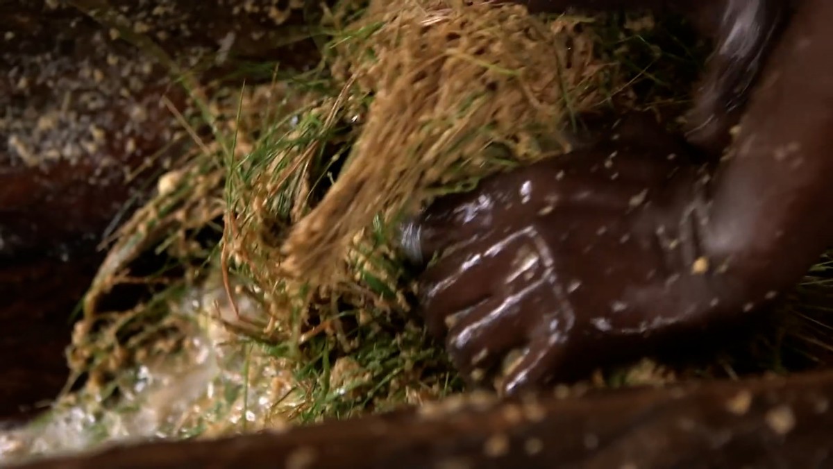 非洲布隆迪的赚钱天才,骑着自行车运香蕉扒车门,满身绝活无人敌