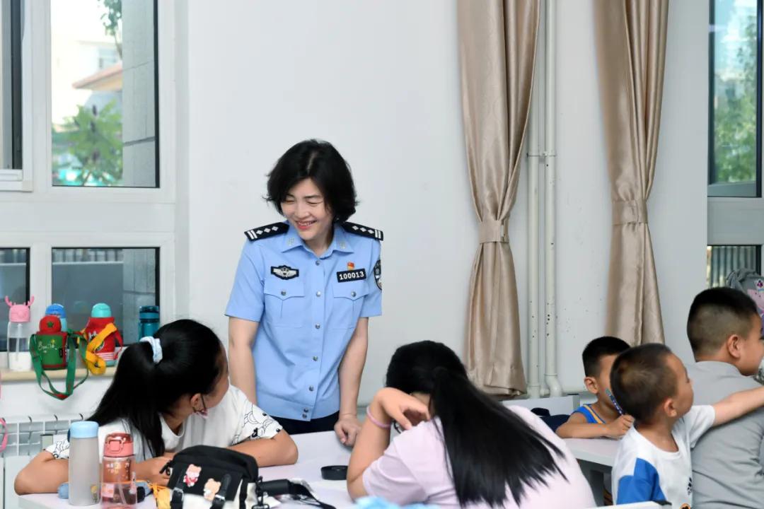 平安你守护警娃我照顾丨银川市公安局“警营小课桌”开班了