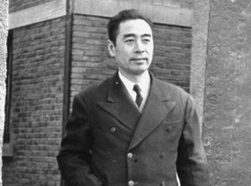 美国记者与周恩来握手，故意掏手帕不停擦手，周总理一招轻松反击