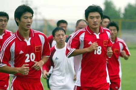 中国足球背后经济原因,国青拜金四少再聚首完整版