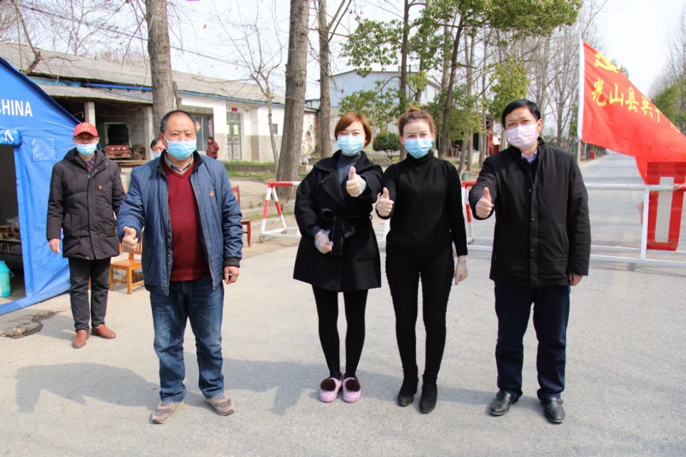 店主为抗疫一线免费送餐,青海美女给抗疫人员送饭