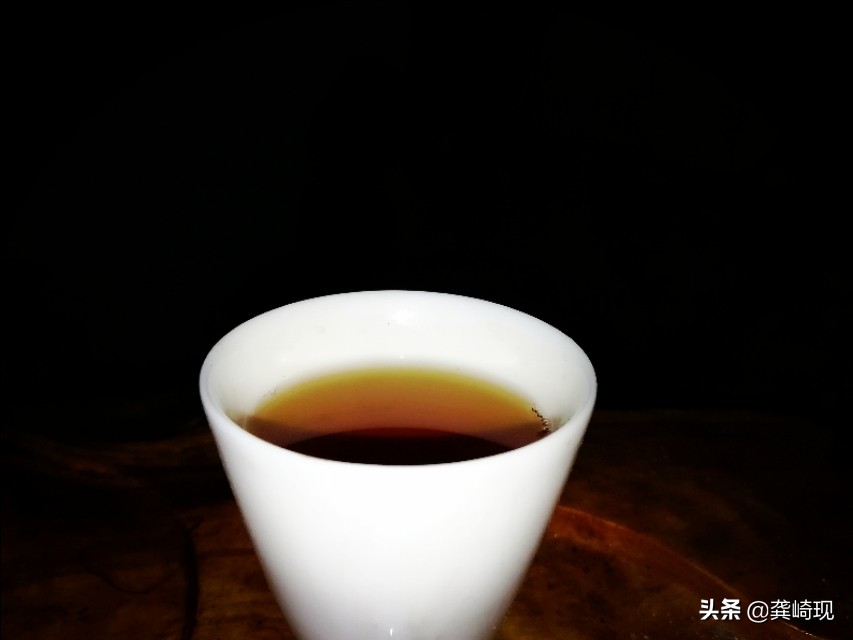 根雕小茶桌泡茶,用根雕茶桌喝茶