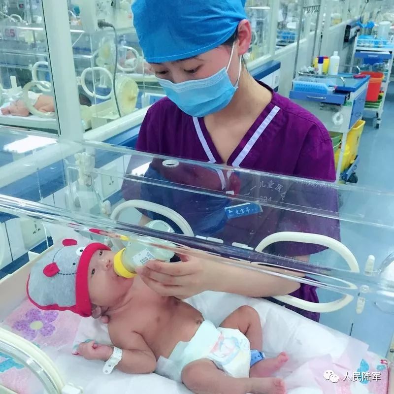 仅900克的巴掌宝宝出院,体重仅900克的巴掌宝宝被成功救治