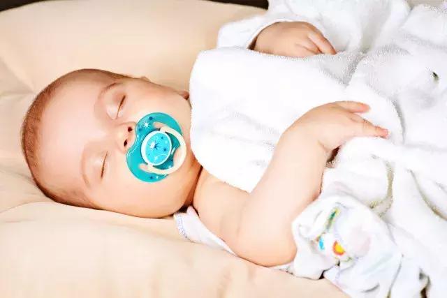 宝宝发烧妈妈要忌嘴吗,发烧超过几度不能给宝宝喂奶