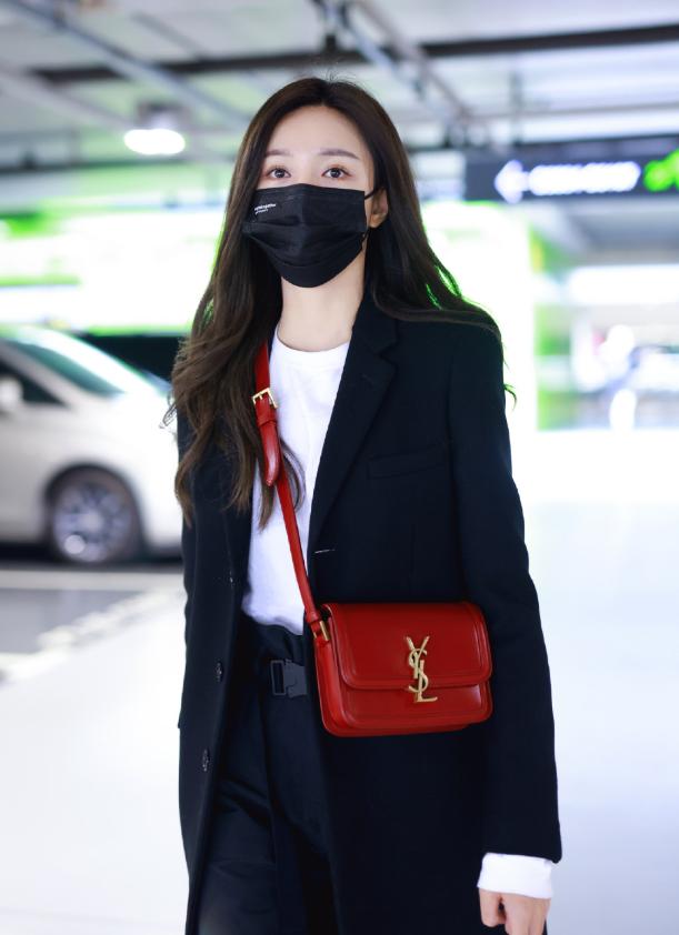 山花浪漫不及眉间一点朱砂，万千颜色都不如红色艳丽好穿搭