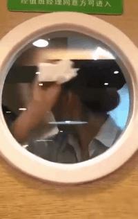 闺蜜生日送蛋糕还是送礼物呢,闺蜜过生日给他送什么零食好呢