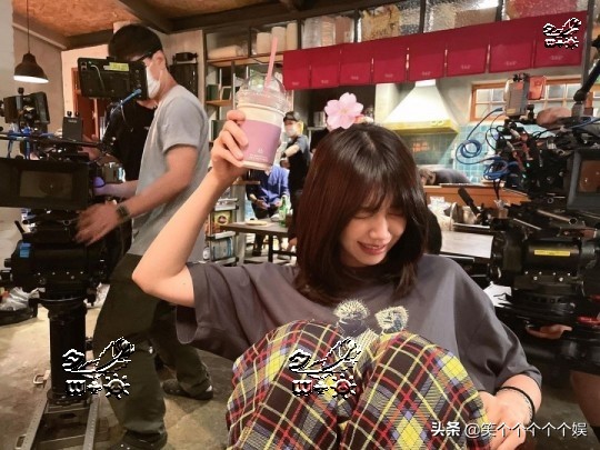 apink郑恩地竖屏,apink郑恩地趴地上唱歌是哪期